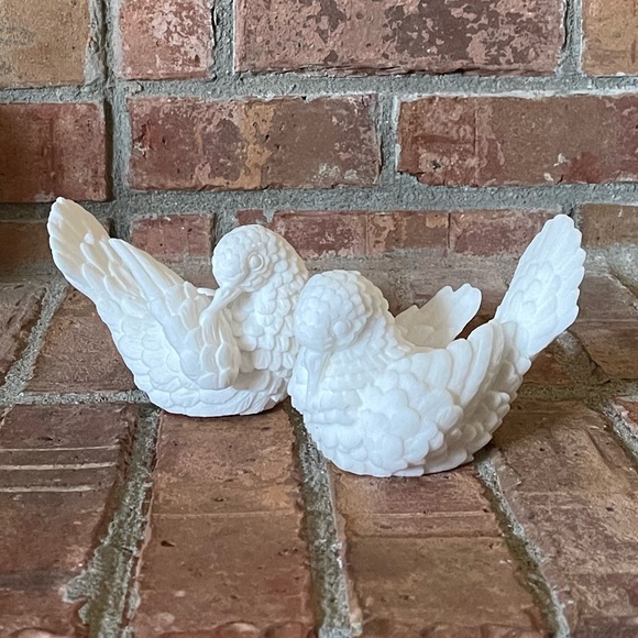 A. Santini Accents Vtg A Santini Pair Of Carved Alabaster Doves